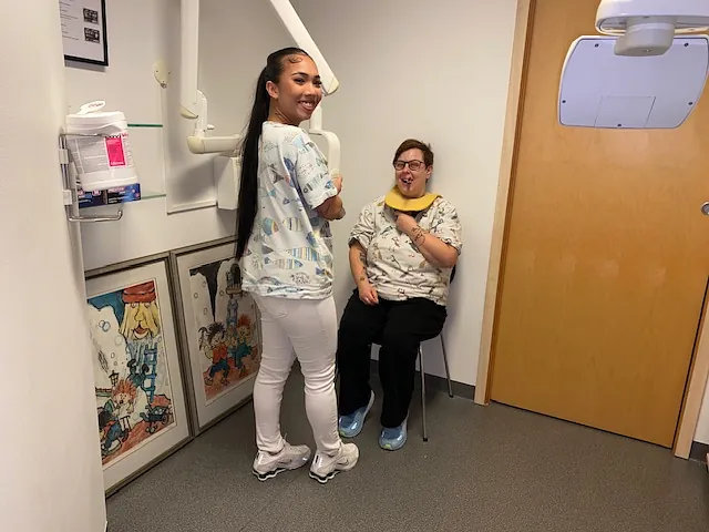 Ansatte viser hvordan de tar røntgen