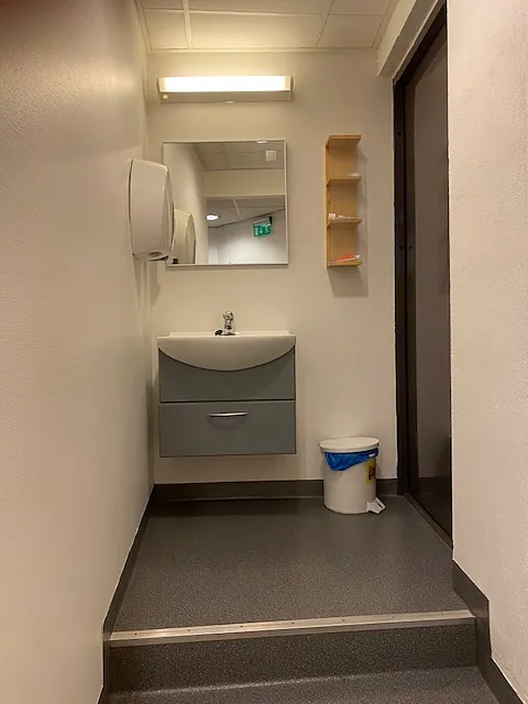 Lite rom med vask og speil til bruk for pasienter hos tannlege