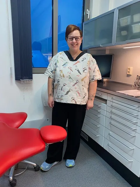 Karen-Elise på tannlegekontor