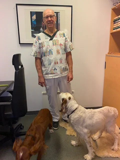 Per med to hunder på kontor
